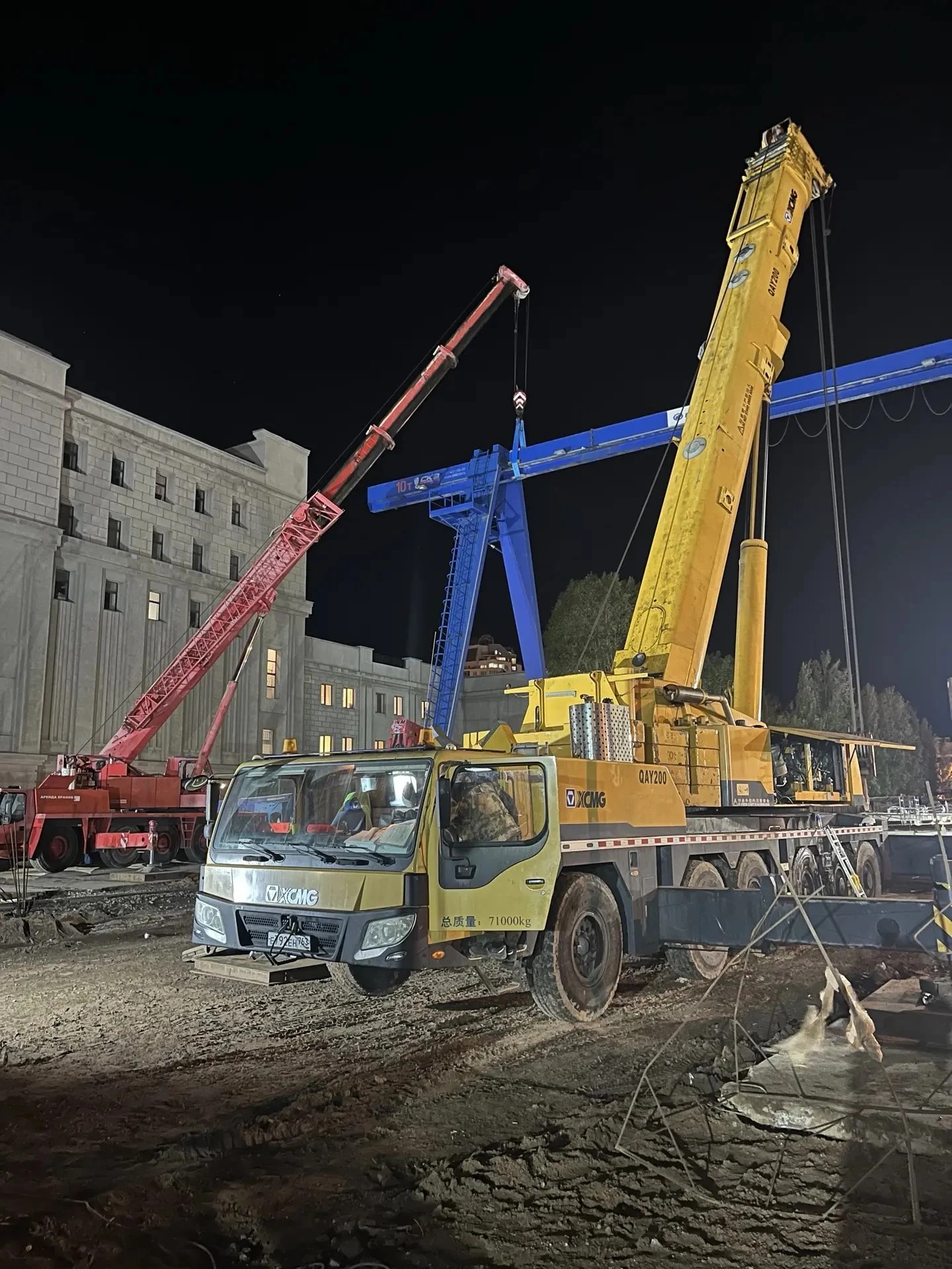 Демонтаж крановой установки на метро театральной в 2 единицы кранов 200тон и 100тон